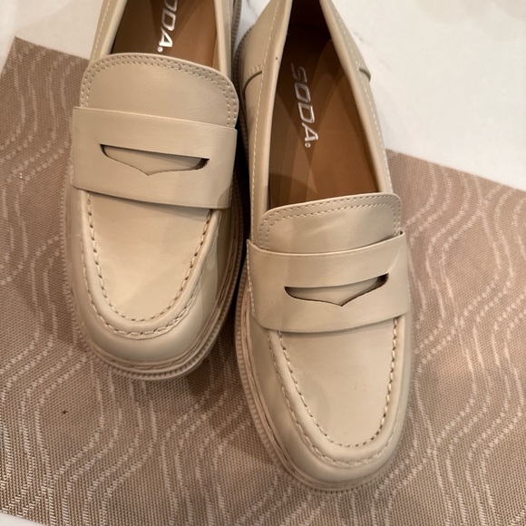 Elegant Cream Loafers for Women - Picture 6 of 7